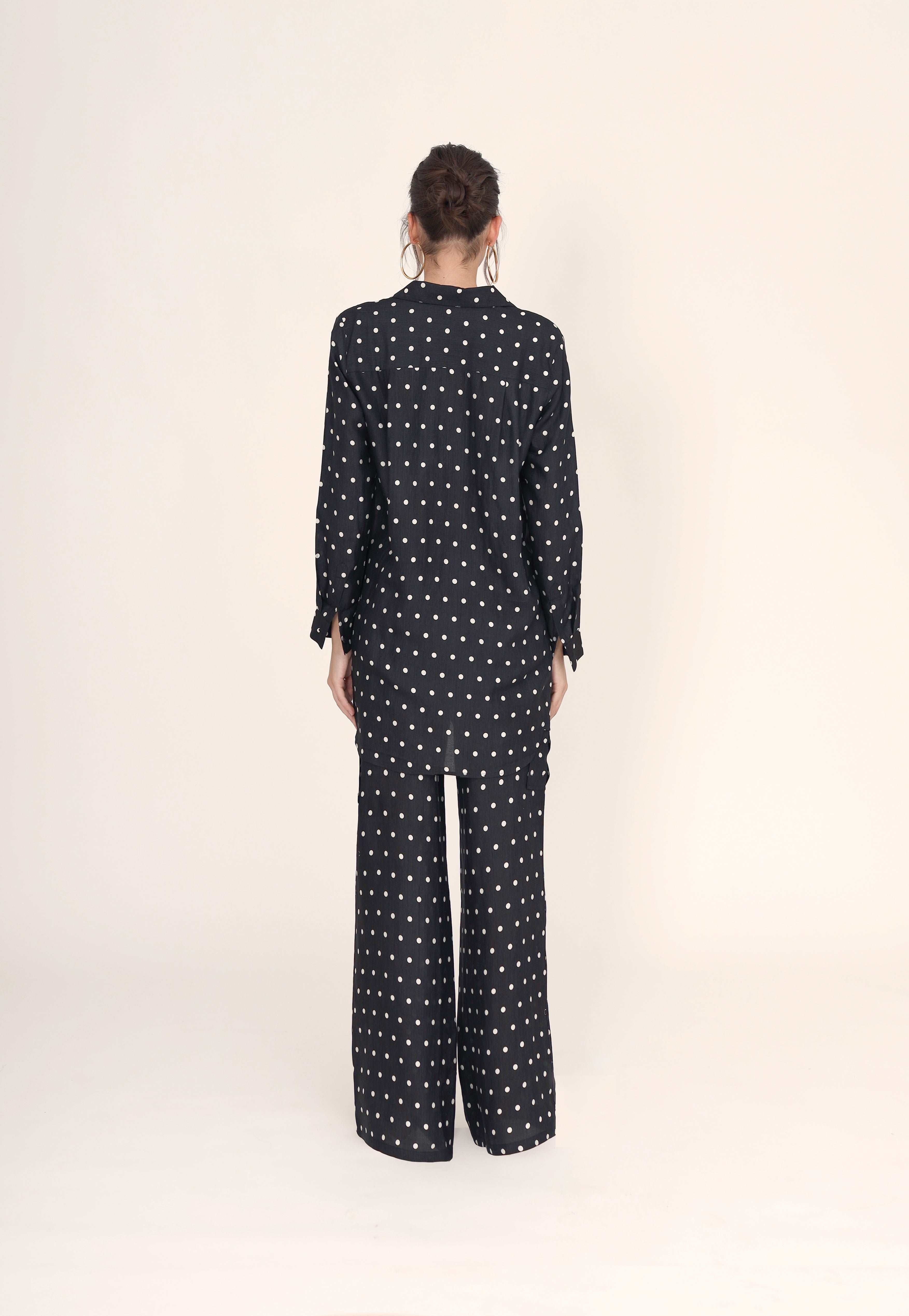 Effortless 4-Seasons shirt in black and white polka